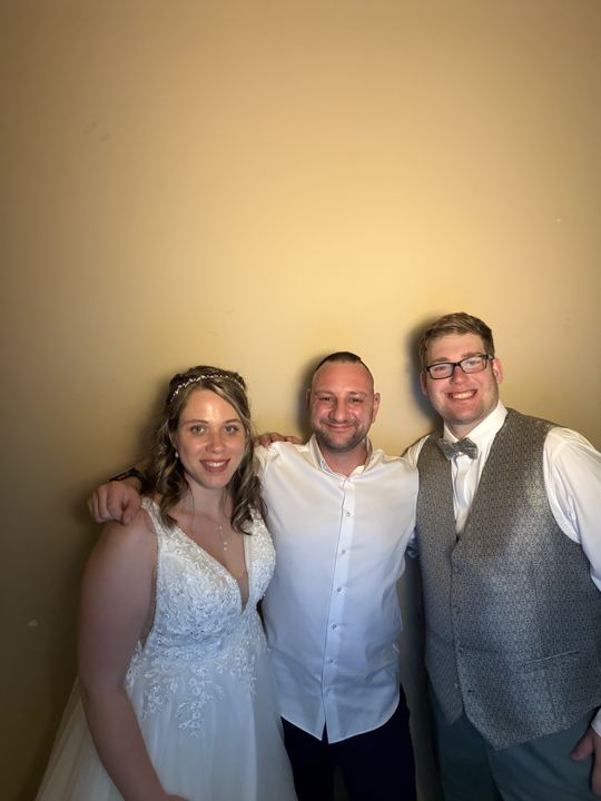 Erinnerungsfoto nach der Hochzeit: Brautpaar und DJ Marco Hilse