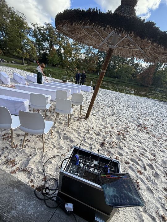 Freie Trauung auf Sand am Wasser mit Technik im Vordergrund